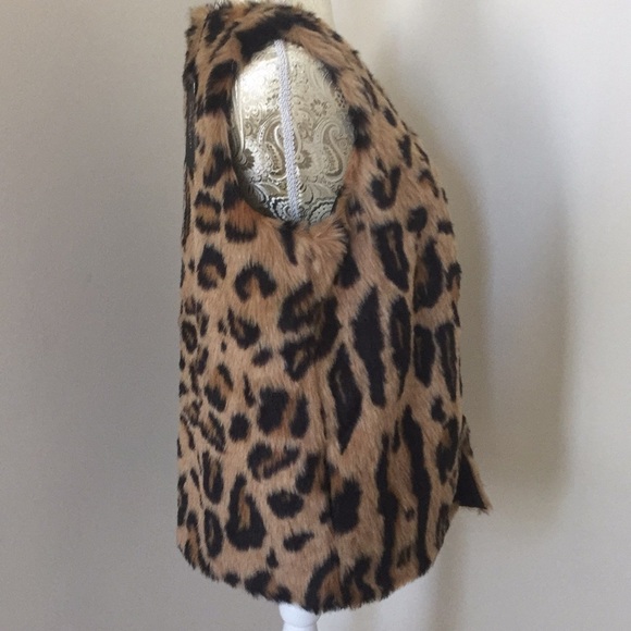 Romeo and Juliet Couture Faux Fur Vest in Medium - Picture 8 of 9